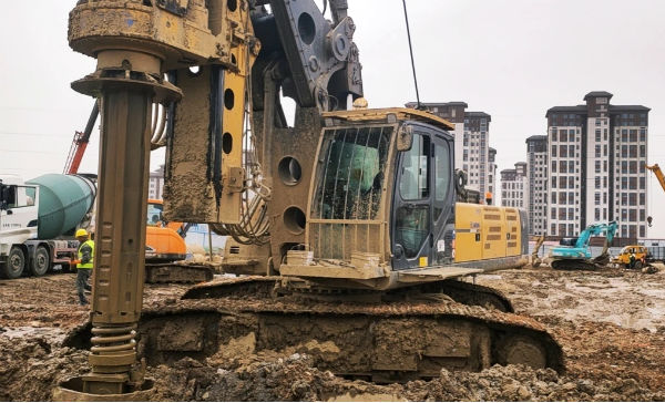 深圳大樁、深樁施工，徐工大噸位旋挖機展風(fēng)采.jpg