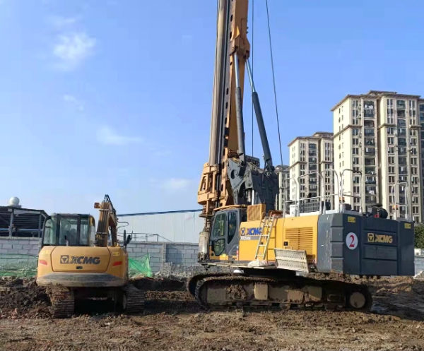 中小型旋挖鉆機忙碌在房建樁施工一線(xiàn).jpg
